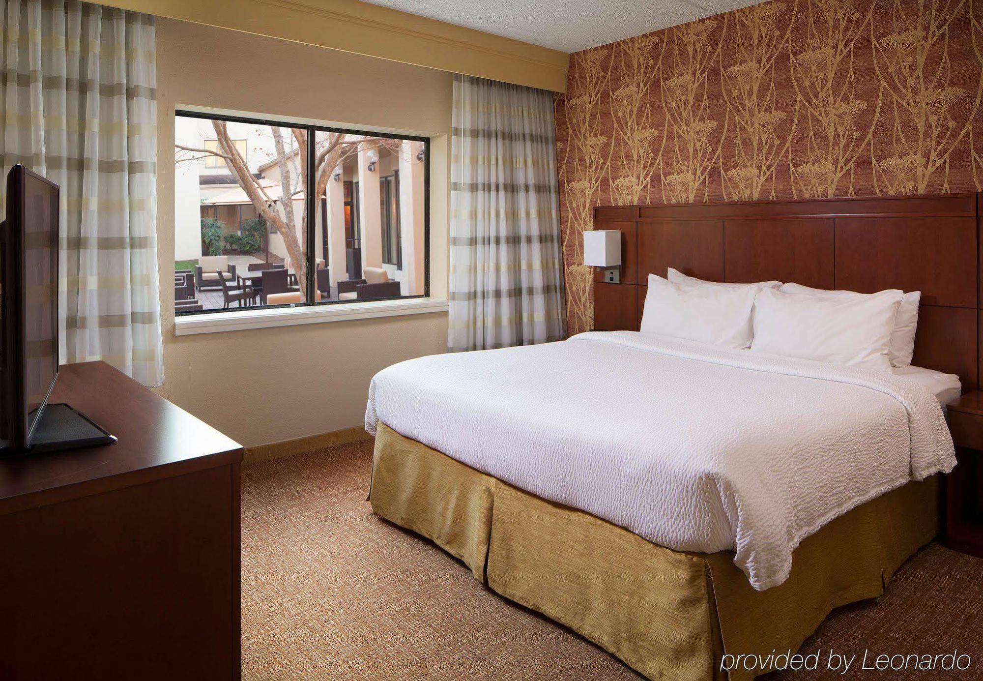 Hotel Courtyard Charlotte Arrowood Exterior foto